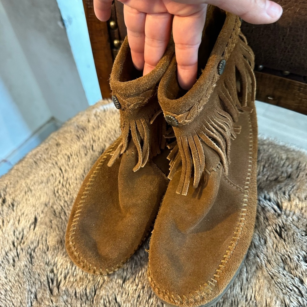 Minnetonka Brown Suede Fringe Moccasins Concho Ankle Boots, Size 9